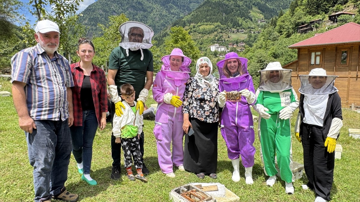 Artvin'de arıcılık ile doğa turizmini birleştiren "apiturizm" faaliyetleri kapsamında kente gelen...