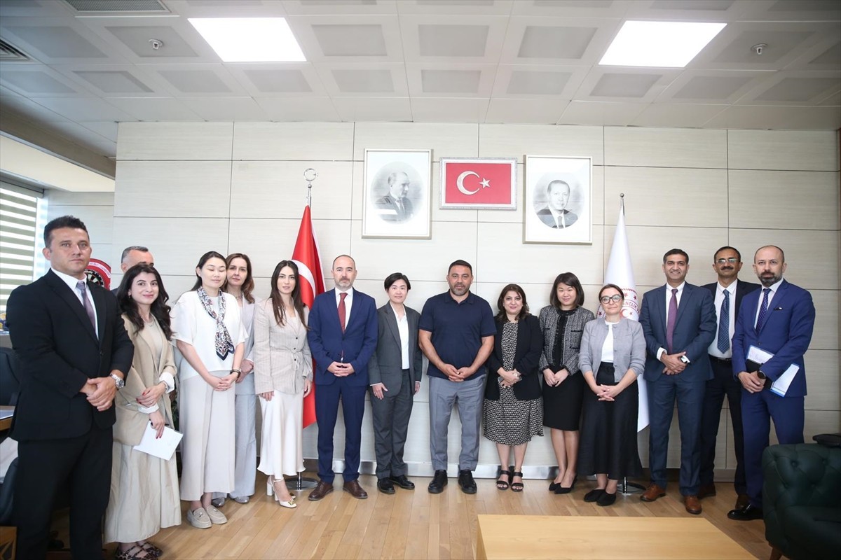 Asya Kalkınma Bankası Yönetici Müdürü Supak Chaiyawan ve beraberindeki heyet, Gençlik ve Spor...