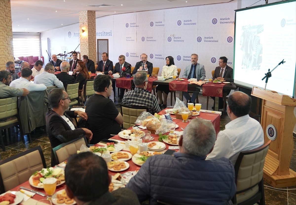 Atatürk Üniversitesi Rektörü Prof. Dr. Ahmet Hacımüftüoğlu, Ata Uygulama Oteli'nde basın...
