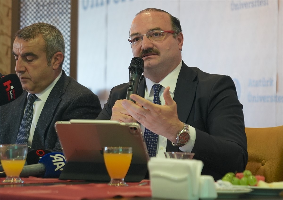 Atatürk Üniversitesi Rektörü Prof. Dr. Ahmet Hacımüftüoğlu, Ata Uygulama Oteli'nde basın...