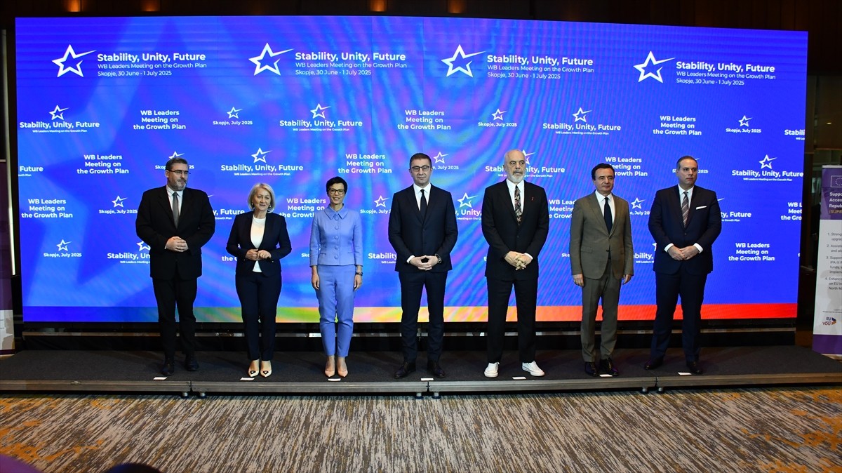 Avrupa Birliği (AB) Komisyonunun Genişlemeden Sorumlu Üyesi Marta Kos ve Kuzey Makedonya Başbakanı...