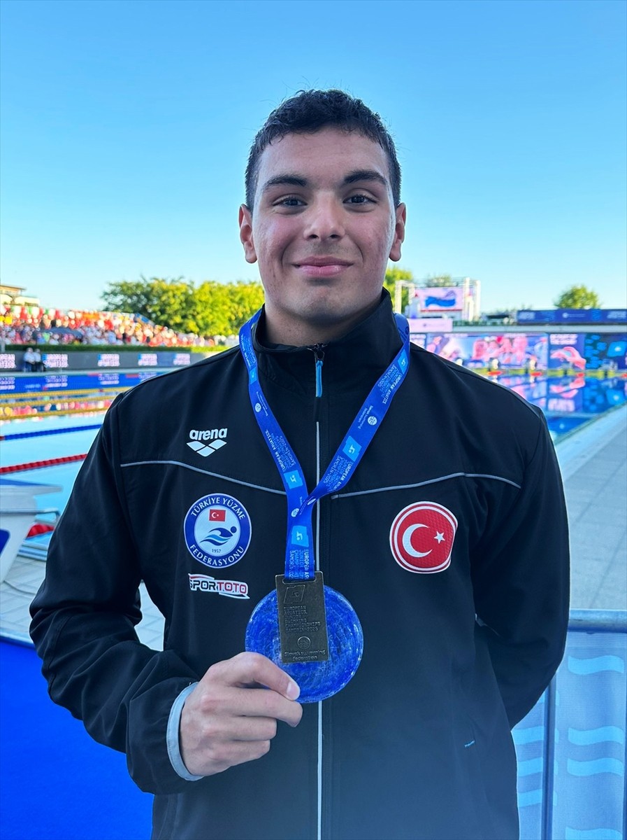 Avrupa Gençler Yüzme Şampiyonası'nda yarışan milli sporcu Nusrat Allahverdi (fotoğrafta), erkekler...