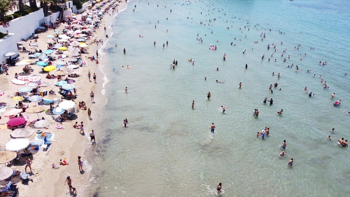 Aydın'da sıcak hava dolayısıyla kent merkezinde sakinlik gözlenirken Kuşadası sahillerinde...