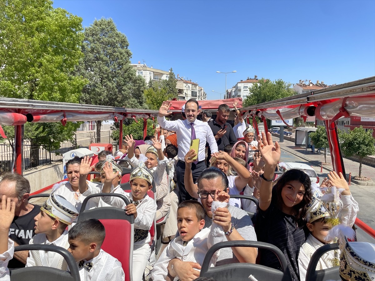 Aydın'da Vakıflar Bölge Müdürlüğü tarafından 52 çocuk için sünnet töreni düzenlendi. Süslenen üstü...