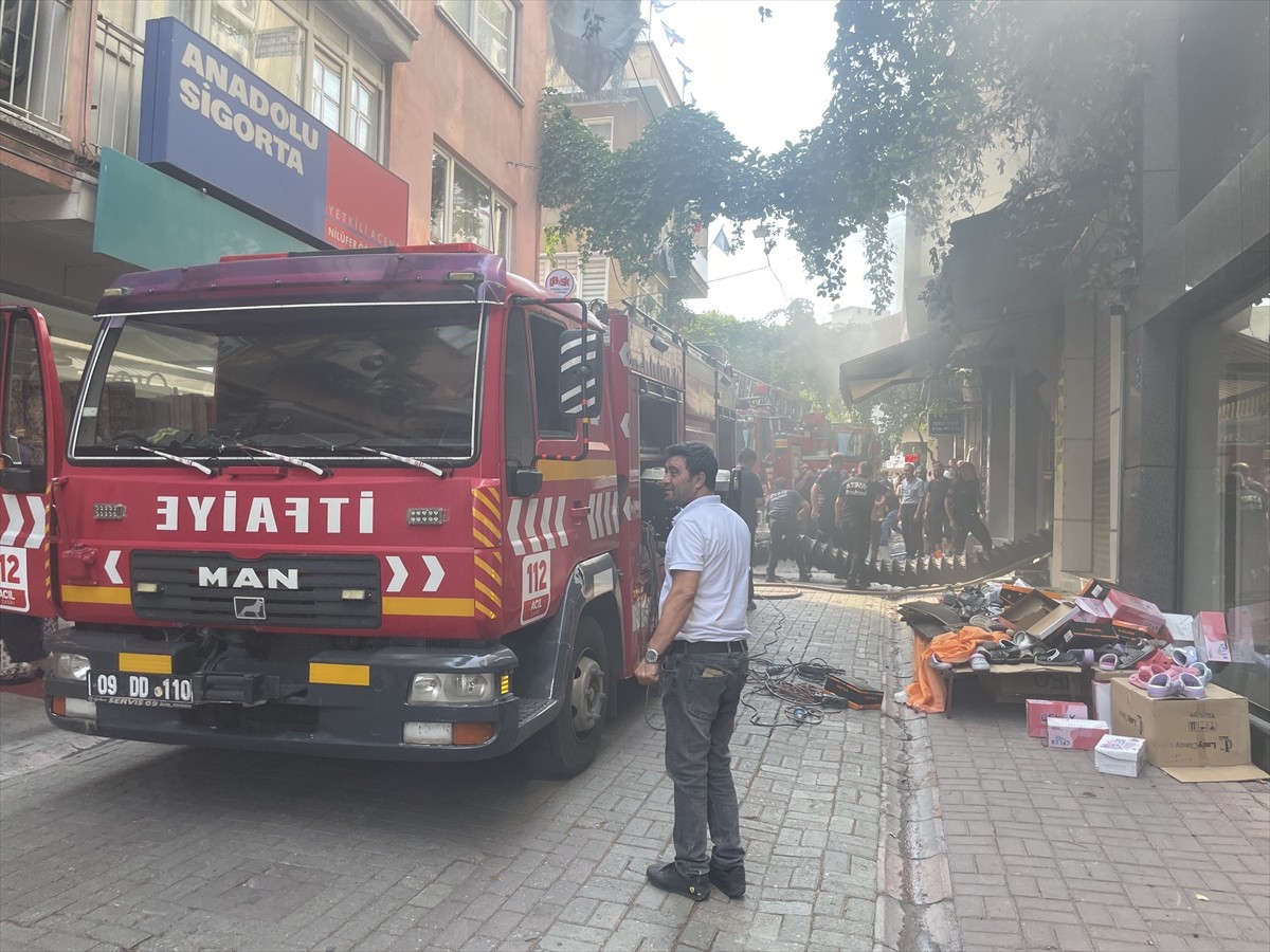 Aydın'ın Efeler ilçesinde ayakkabı dükkanında çıkan yangın itfaiye ekipleri tarafından...