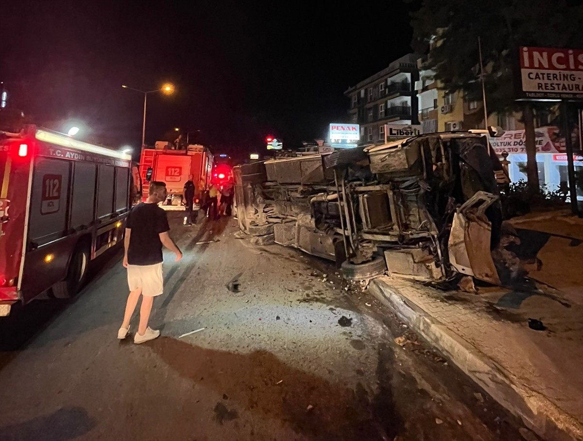 Aydın'ın Kuşadası ilçesinde yabancı turistleri taşıyan tur midibüsünün devrilmesi sonucu 3 kişi...