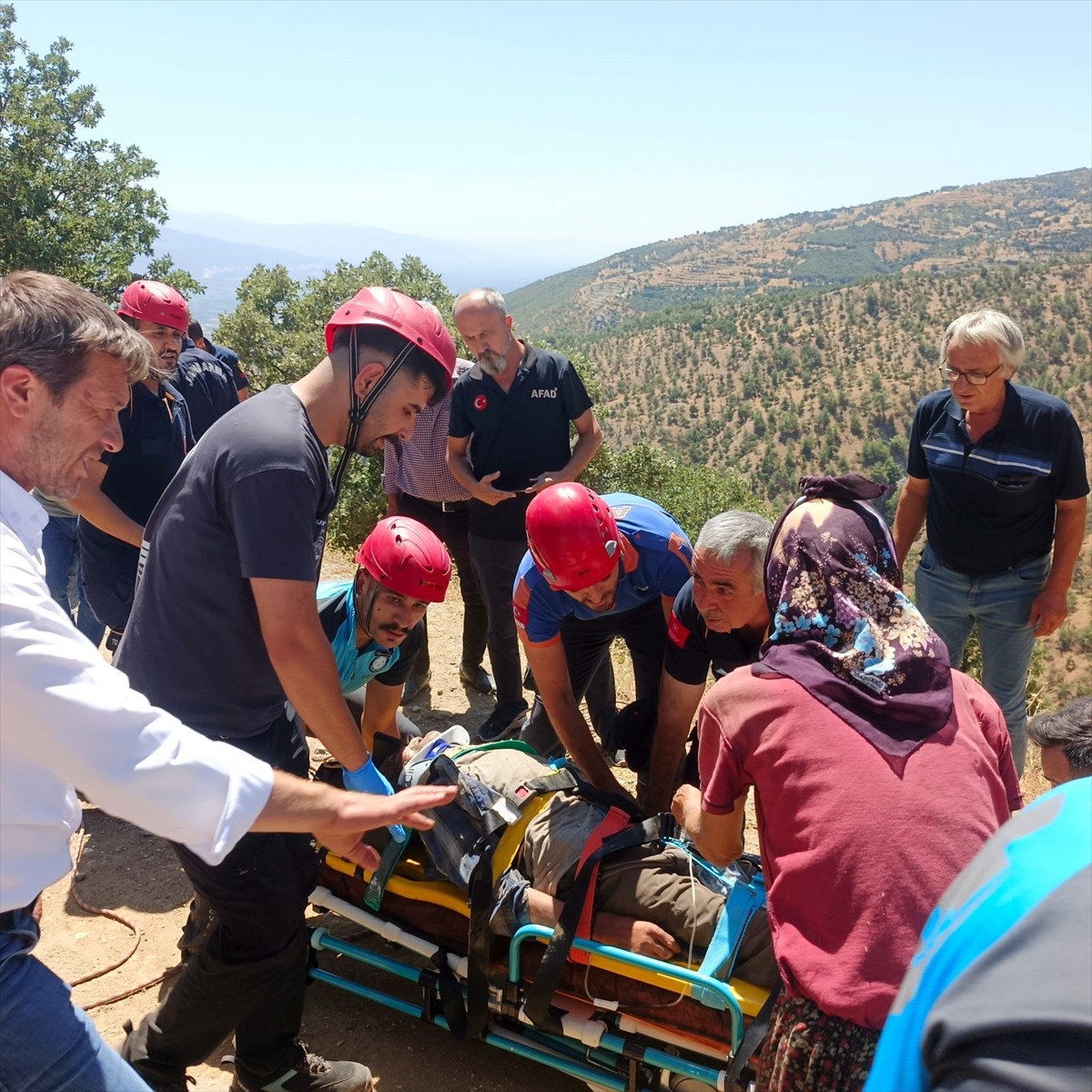Aydın'ın Kuyucak ilçesinde dağın yamacında kekik toplarken rahatsızlanan kişi, ekiplerin...