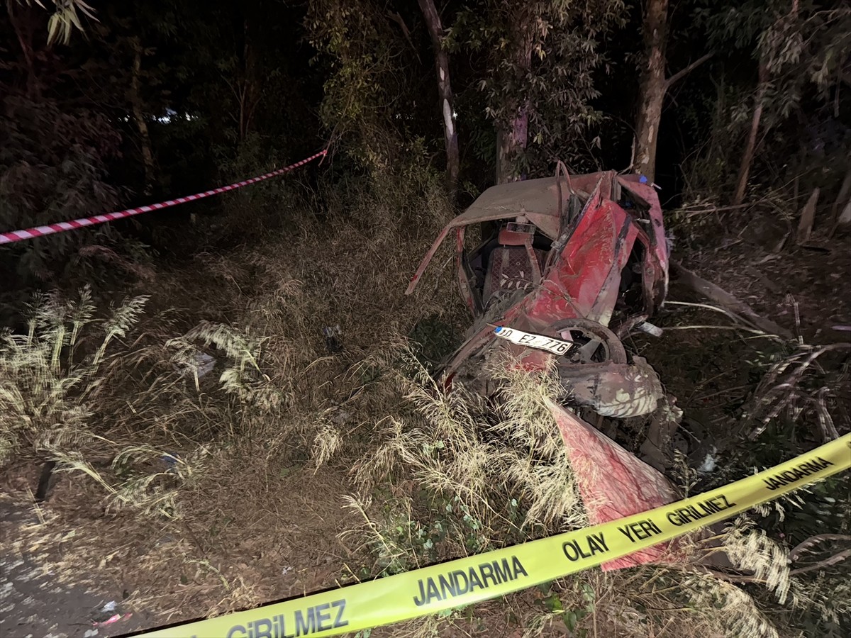  Aydın'ın Söke ilçesinde otomobilin ağaca çarpması sonucu 2 kişi hayatını kaybetti.