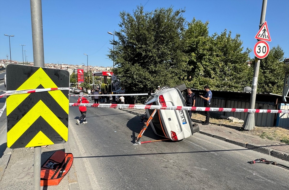 Bahçelievler'de kontrolden çıkan otomobilin park halindeki araca ve motosiklete çarpması sonucu 1...
