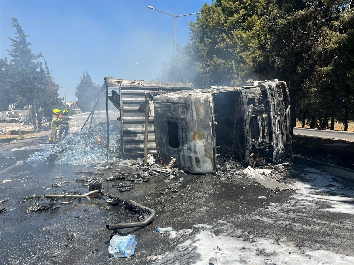 Balıkesir'de seyir halindeyken devrilen tır yandı. Çevredekilerin yardımıyla tırdan çıkartılan...