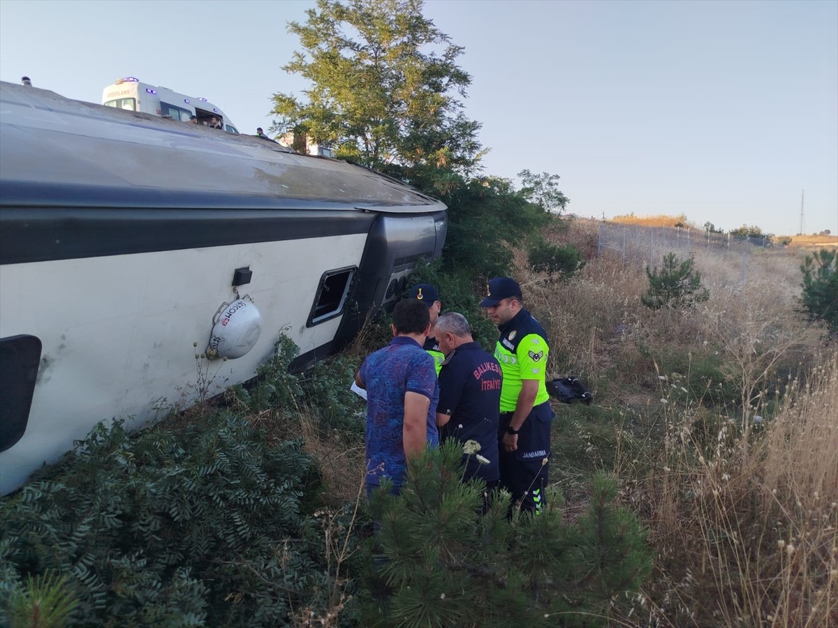 Balıkesir'de yolcu otobüsünün şarampole devrilmesi sonucu ilk belirlemelere göre 27 kişi...