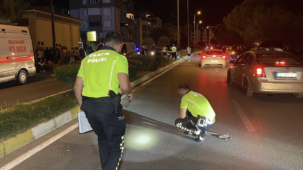 Balıkesir'de yolun karşısına geçmeye çalışan yaya, otomobilin çarpması sonucu yaşamını...