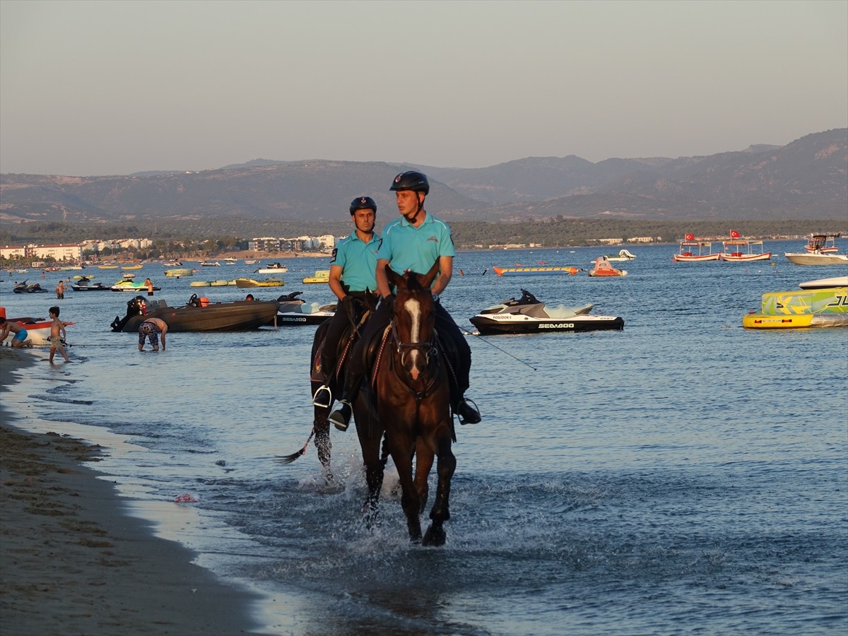 Balıkesir'in Ayvalık ilçesinde sahillerde güvenliğin sağlaması amacıyla atlı jandarma birliği...