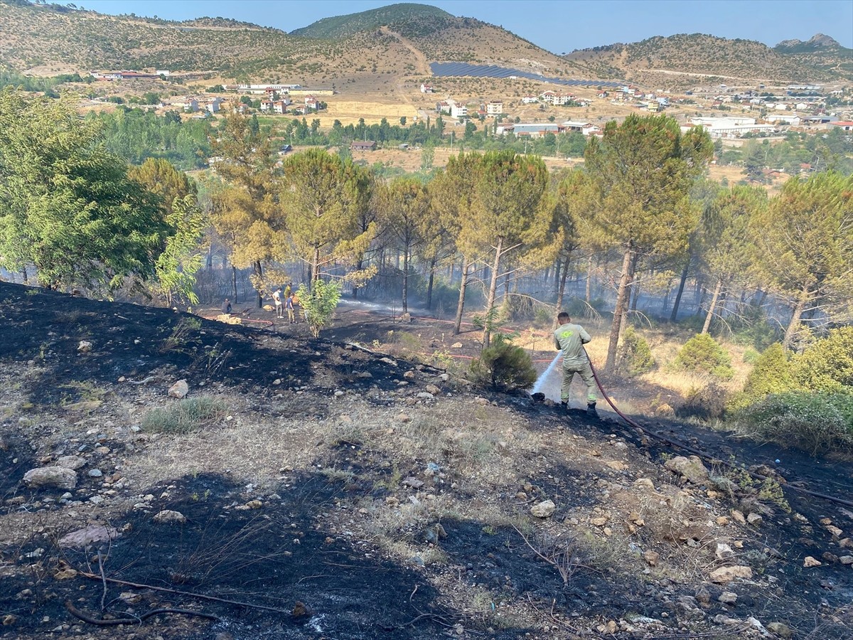 Balıkesir'in Dursunbey ilçesinde çıkan orman yangını, havadan ve karadan müdahaleyle kontrol...