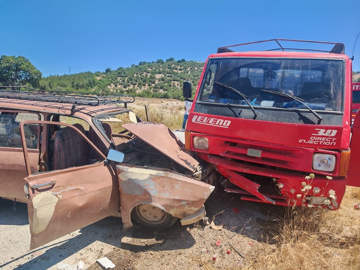 Balıkesir'in İvrindi ilçesinde otomobil ile kamyonetin çarpışması sonucu biri çocuk 6 kişi...