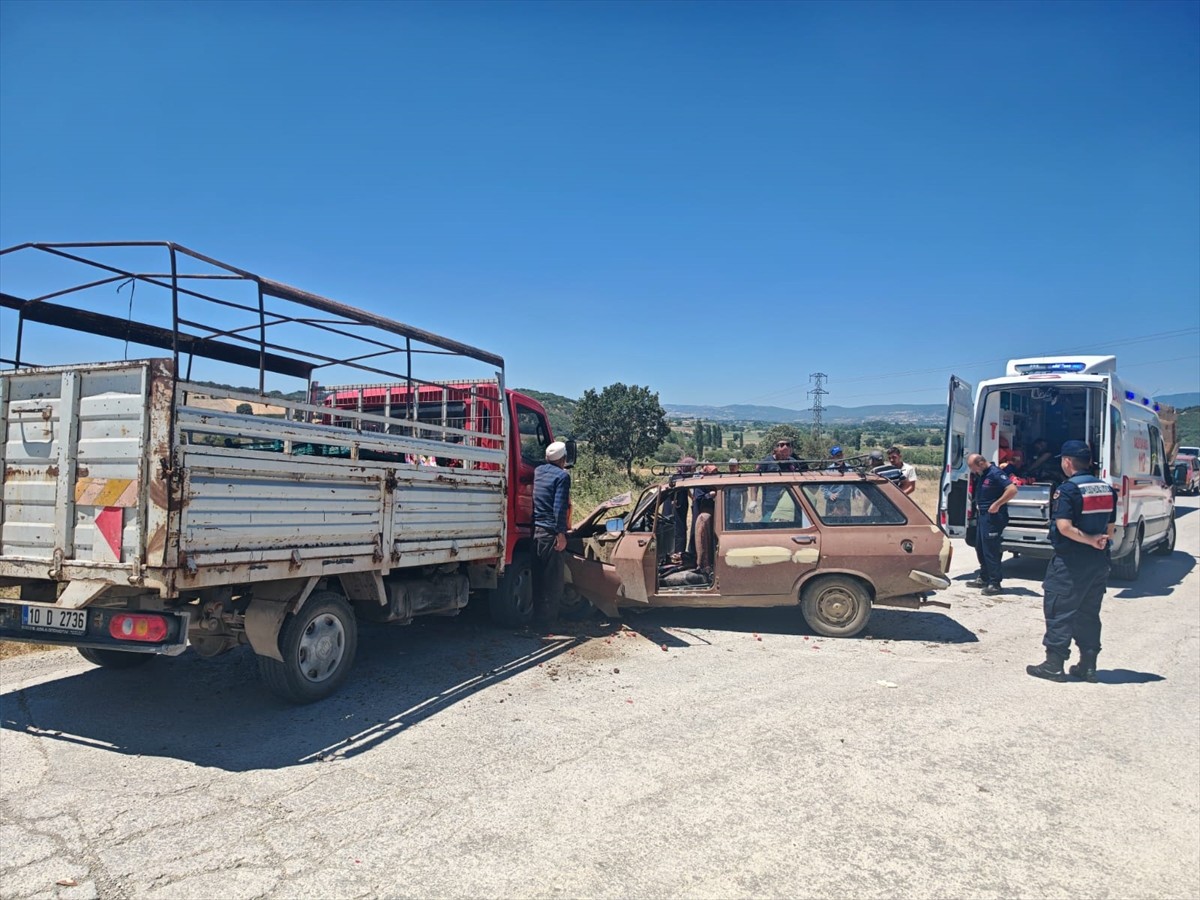 Balıkesir'in İvrindi ilçesinde otomobil ile kamyonetin çarpışması sonucu biri çocuk 6 kişi...
