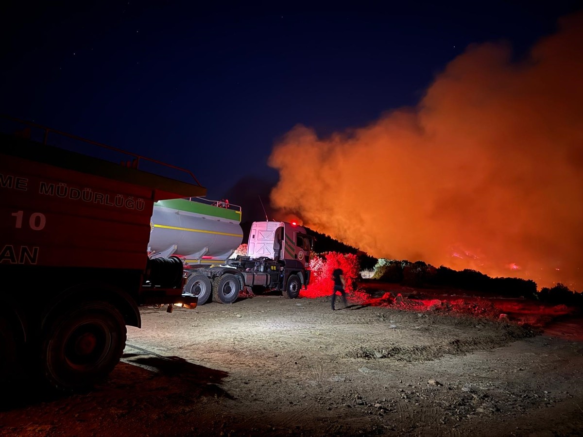 Balıkesir'in Savaştepe ve Altıeylül ilçeleri sınırında çıkan orman yangınına havadan ve karadan...