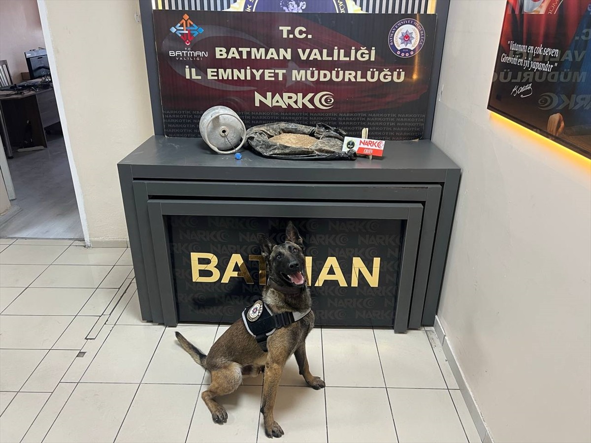 Batman'da polis ekiplerince durdurulan kamyonda piknik tüpüne gizlenmiş 2 kilo 900 gram eroin ele...
