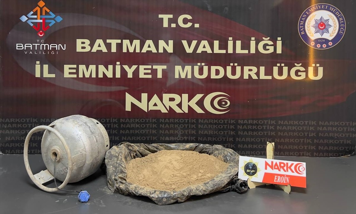 Batman'da polis ekiplerince durdurulan kamyonda piknik tüpüne gizlenmiş 2 kilo 900 gram eroin ele...