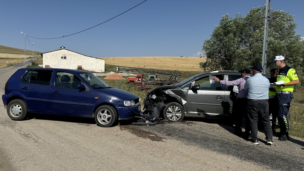 Bayburt'ta iki otomobilin çarpışması sonucu 4 kişi yaralandı. Kaza yerine jandarma ekipleri sevk...
