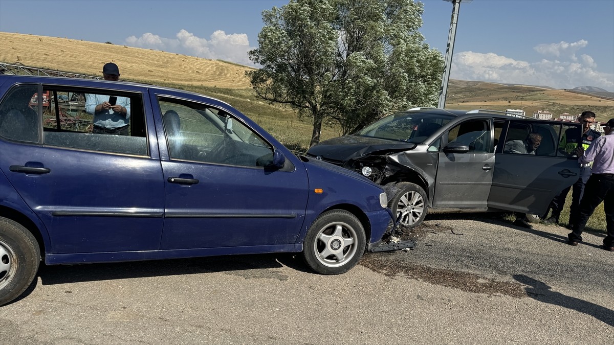 Bayburt'ta iki otomobilin çarpışması sonucu 4 kişi yaralandı. Kaza yerine jandarma ekipleri sevk...