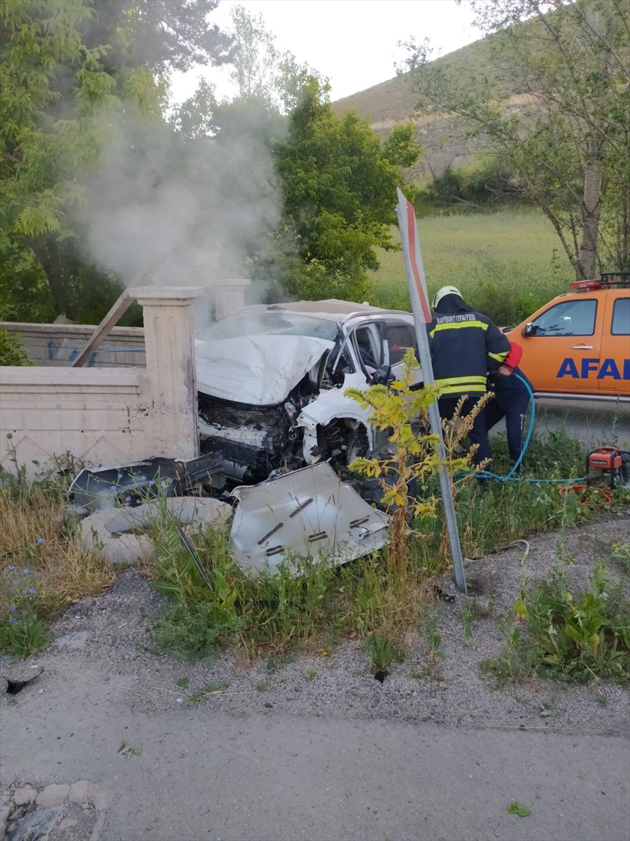 Bayburt'ta istinat duvarına çarpan cipin sürücüsü yaralandı.