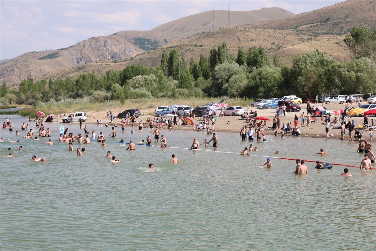 Bayburt'ta sıcaktan bunalanlar serinlemek için Çoruh Nehri'ne giriyor.