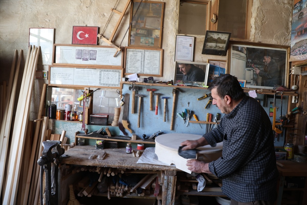 Bayburt'ta yaşayan emekli öğretmen Osman Kodan, babasının 80 yıl marangozluk yaptığı asırlık...