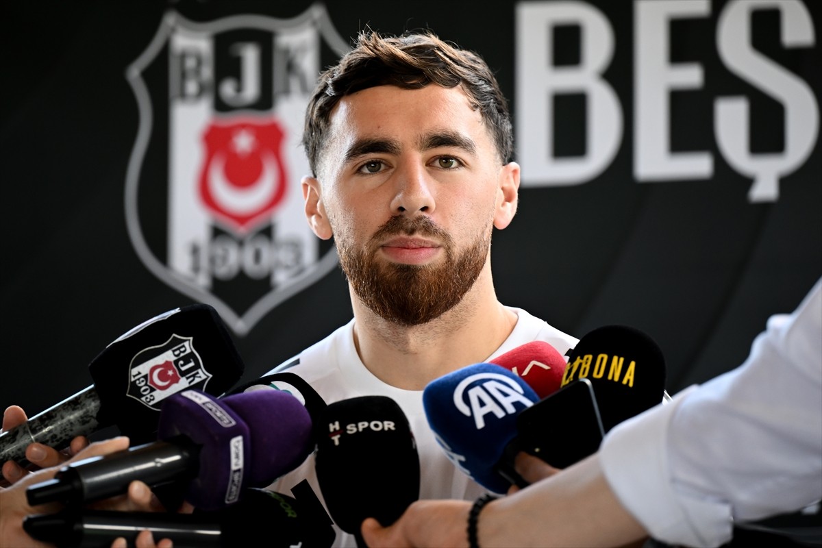 Beşiktaş'ın yeni transferi Orkun Kökçü, siyah-beyazlı ekibin Avusturya'nın Wiener Neustadt kentine...