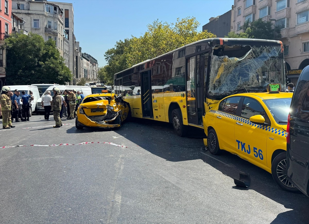 Beyoğlu Tarlabaşı Bulvarı'nda seyreden 2 İETT otobüsü, 1 çöp kamyonu, 3 hafif ticari araç, 2 taksi...