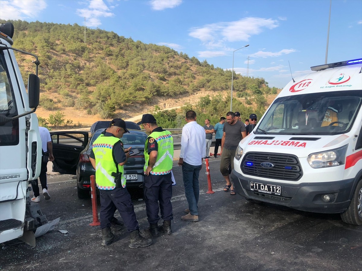 Bilecik'in Osmaneli ilçesinde kamyon ile otomobilin çarpışması sonucu meydana gelen kazada...