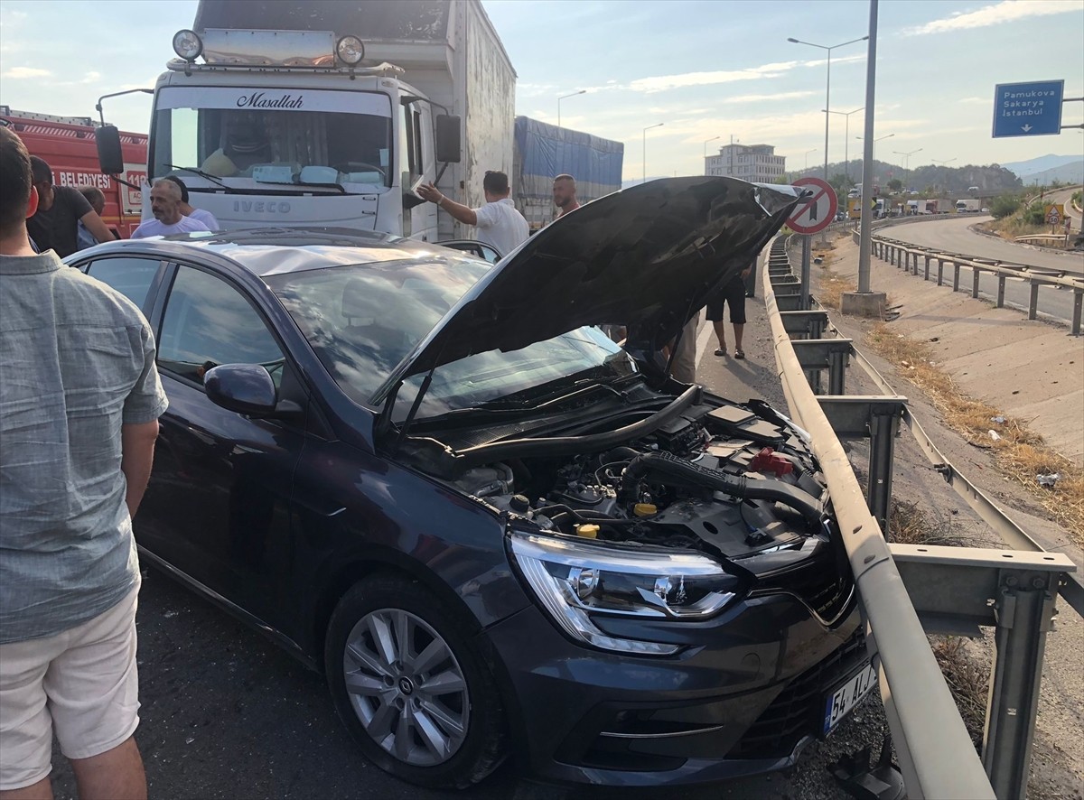 Bilecik'in Osmaneli ilçesinde kamyon ile otomobilin çarpışması sonucu meydana gelen kazada...