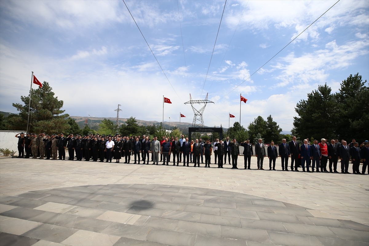 Bingöl'de 15 Temmuz Demokrasi ve Milli Birlik Günü dolayısıyla Şehitlik Anıtı'nda anma programı...