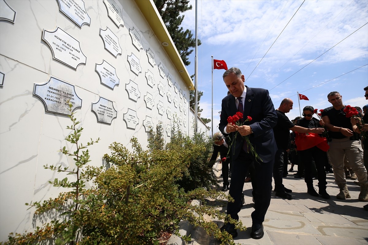 Bingöl'de 15 Temmuz Demokrasi ve Milli Birlik Günü dolayısıyla Şehitlik Anıtı'nda anma programı...