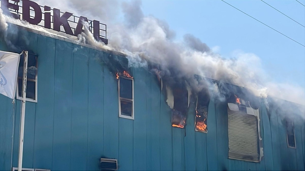 Bolu'da medikal fabrikasında çıkan yangını söndürme çalışmaları başlatıldı.