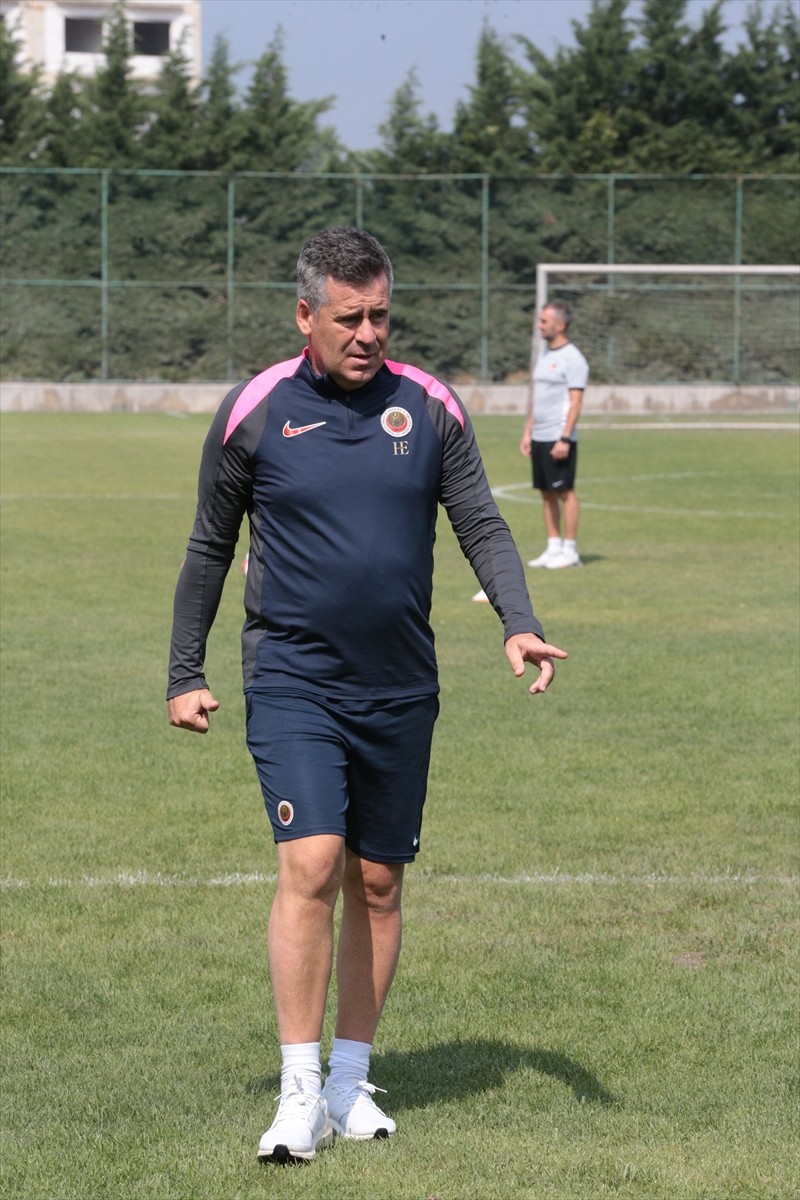 Bolu'nun Karacasu beldesinde kamp yapan Gençlerbirliği ekibi, günde çift antrenman yaparak yeni...