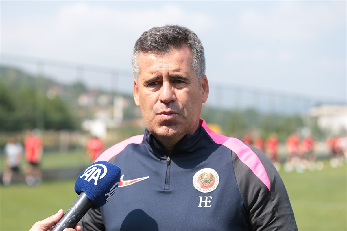 Bolu'nun Karacasu beldesinde kamp yapan Gençlerbirliği ekibi, günde çift antrenman yaparak yeni...