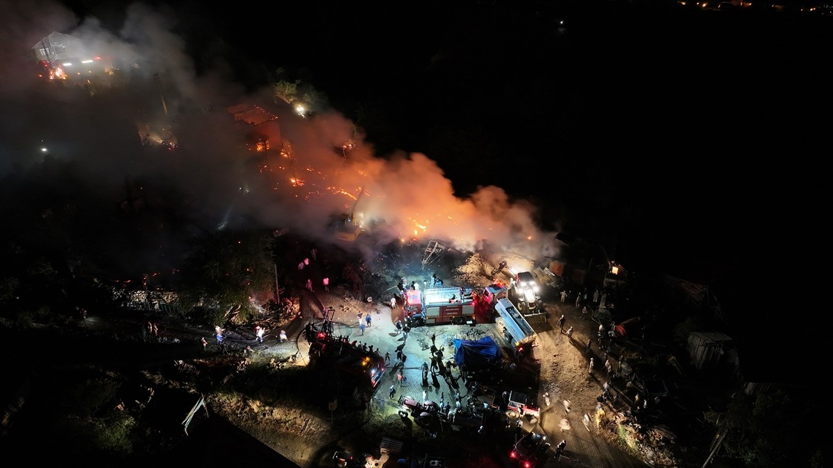Bolu'nun Mudurnu ilçesinde çıkan yangın kontrol altına alındı. Yangında 10 samanlık ve 2 ev...