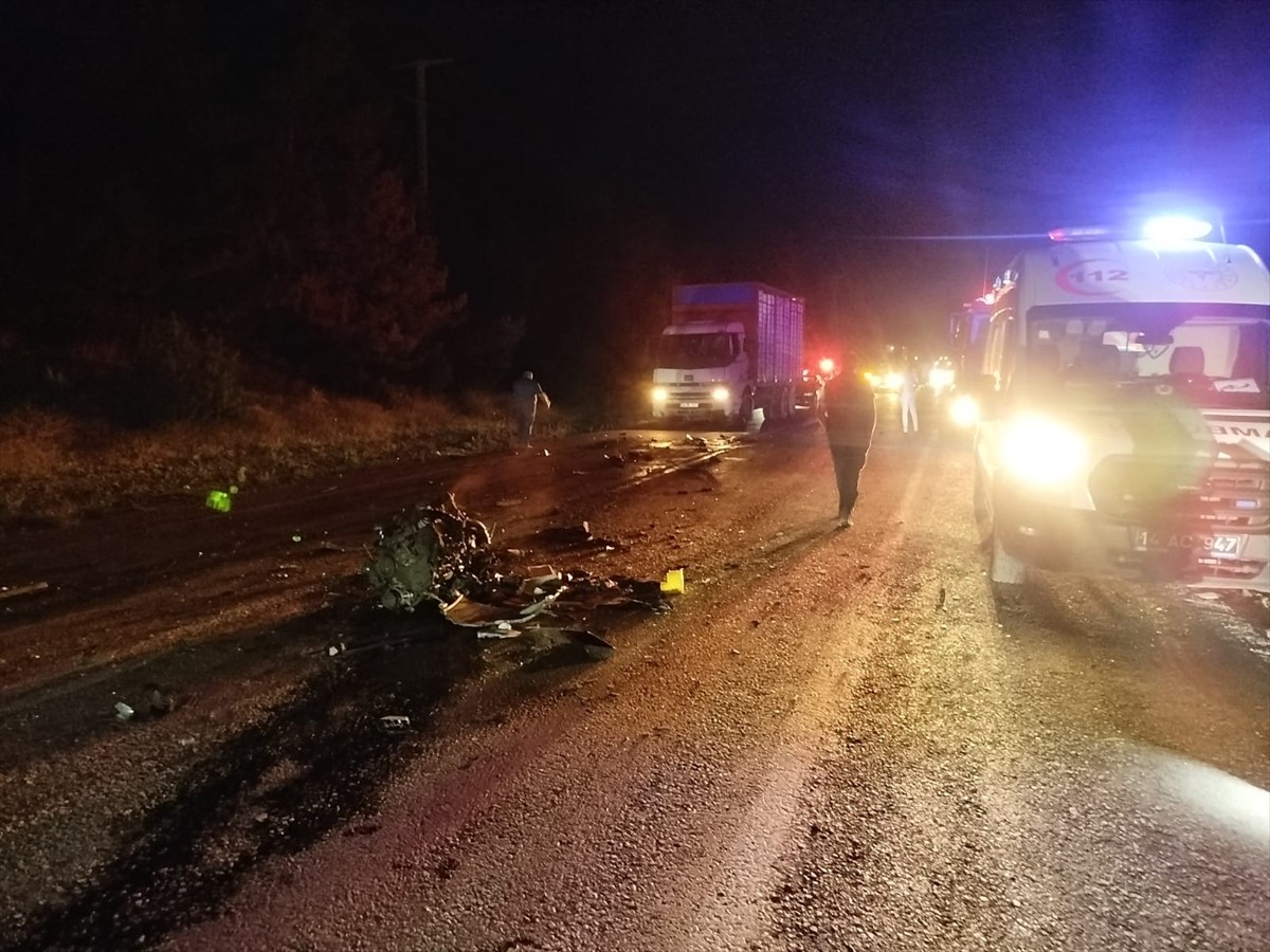Bolu'nun Mudurnu ilçesinde yola çıkan geyiğin neden olduğu kazada 1 kişi hayatını kaybetti, 1 kişi...
