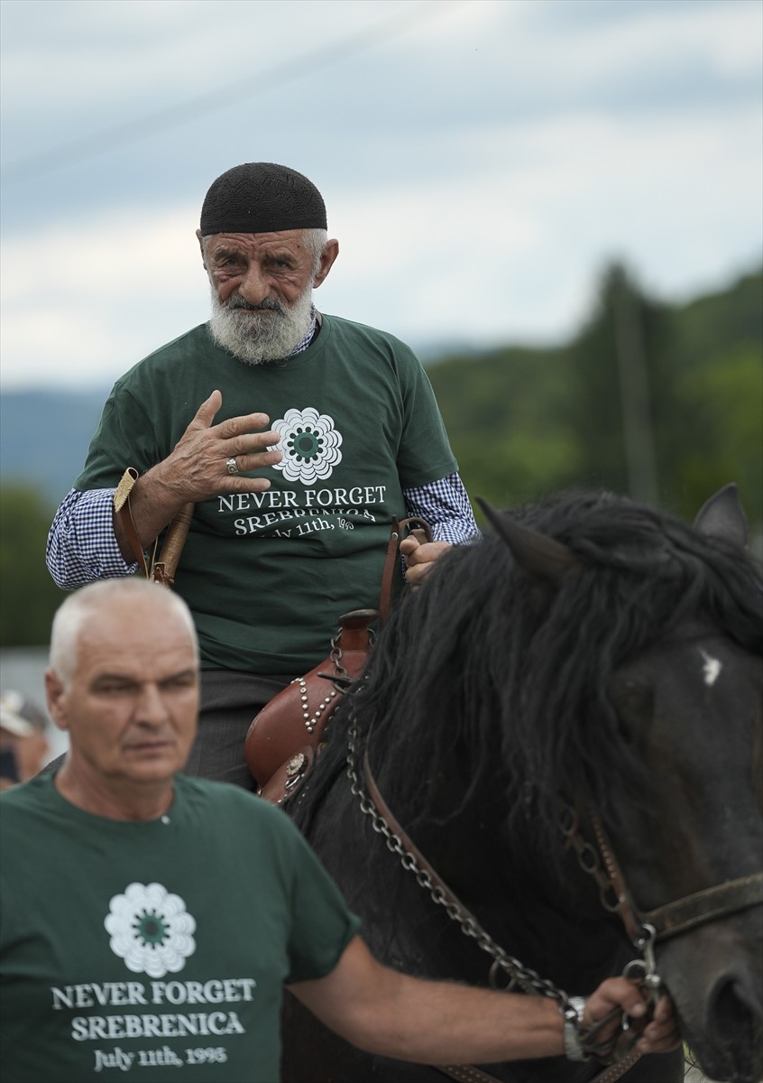 Bosna Hersek'in doğusundaki Srebrenitsa'da 1995'te Sırp birliklerince yapılan soykırımda...