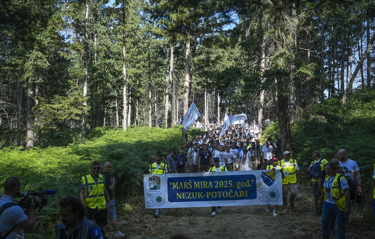 Bosna Hersek'in doğusundaki Srebrenitsa'da 1995'te Sırplar tarafından işlenen soykırımdan...