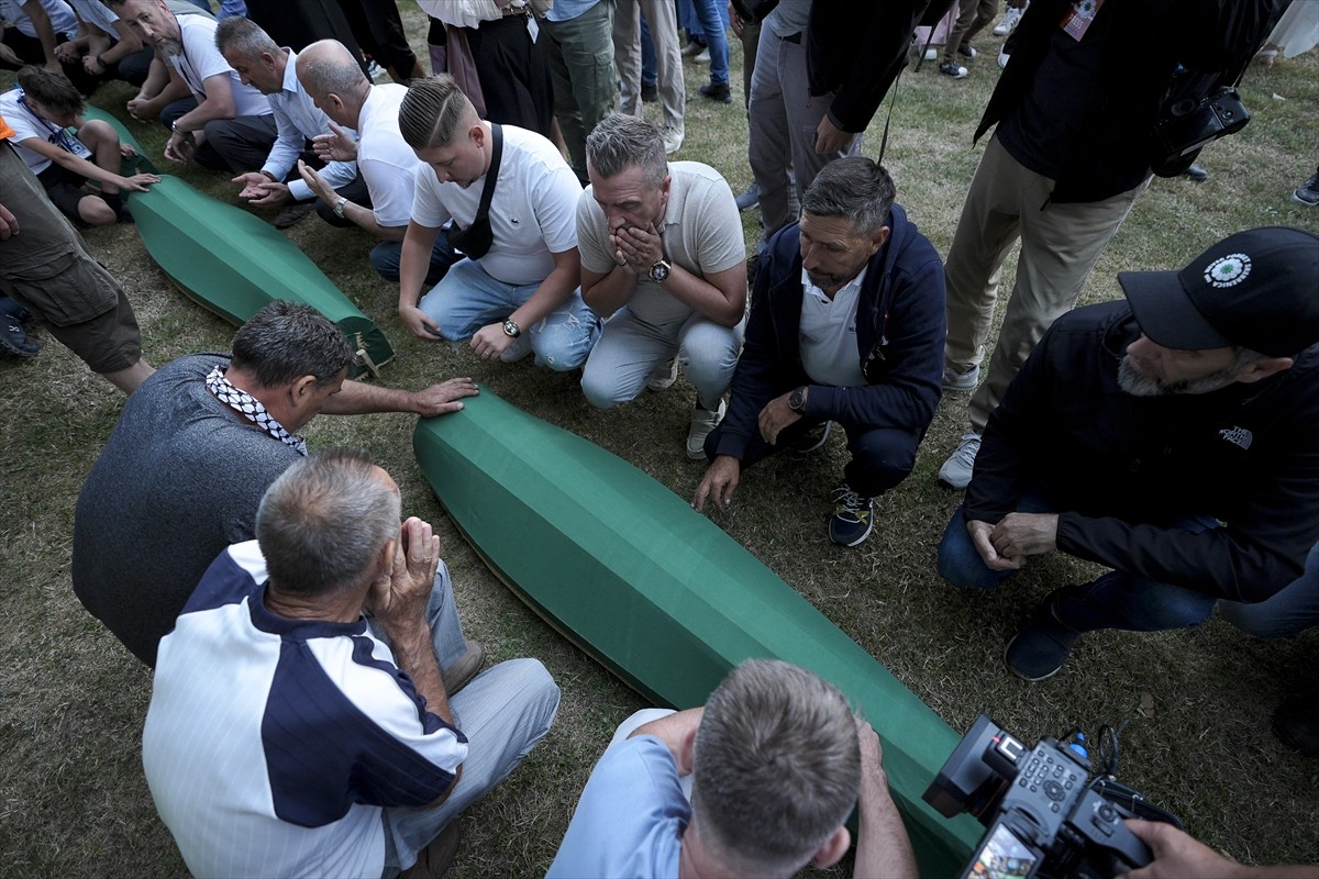 Bosna Hersek'in doğusundaki Srebrenitsa'da, 1995'teki soykırımda katledilen 7 kurbanın yeşil...