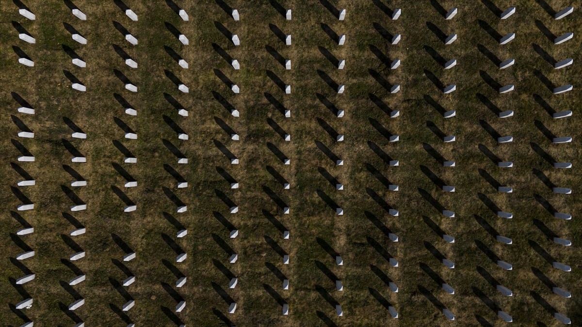 Bosna Hersek'in doğusundaki Srebrenitsa'da Sırplar tarafından yapılan, 8 binden fazla Boşnak...
