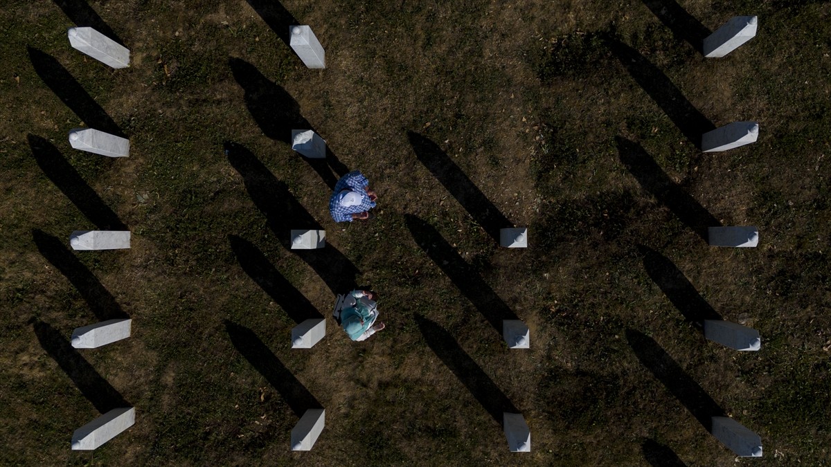 Bosna Hersek'in doğusundaki Srebrenitsa'da Sırplar tarafından yapılan, 8 binden fazla Boşnak...