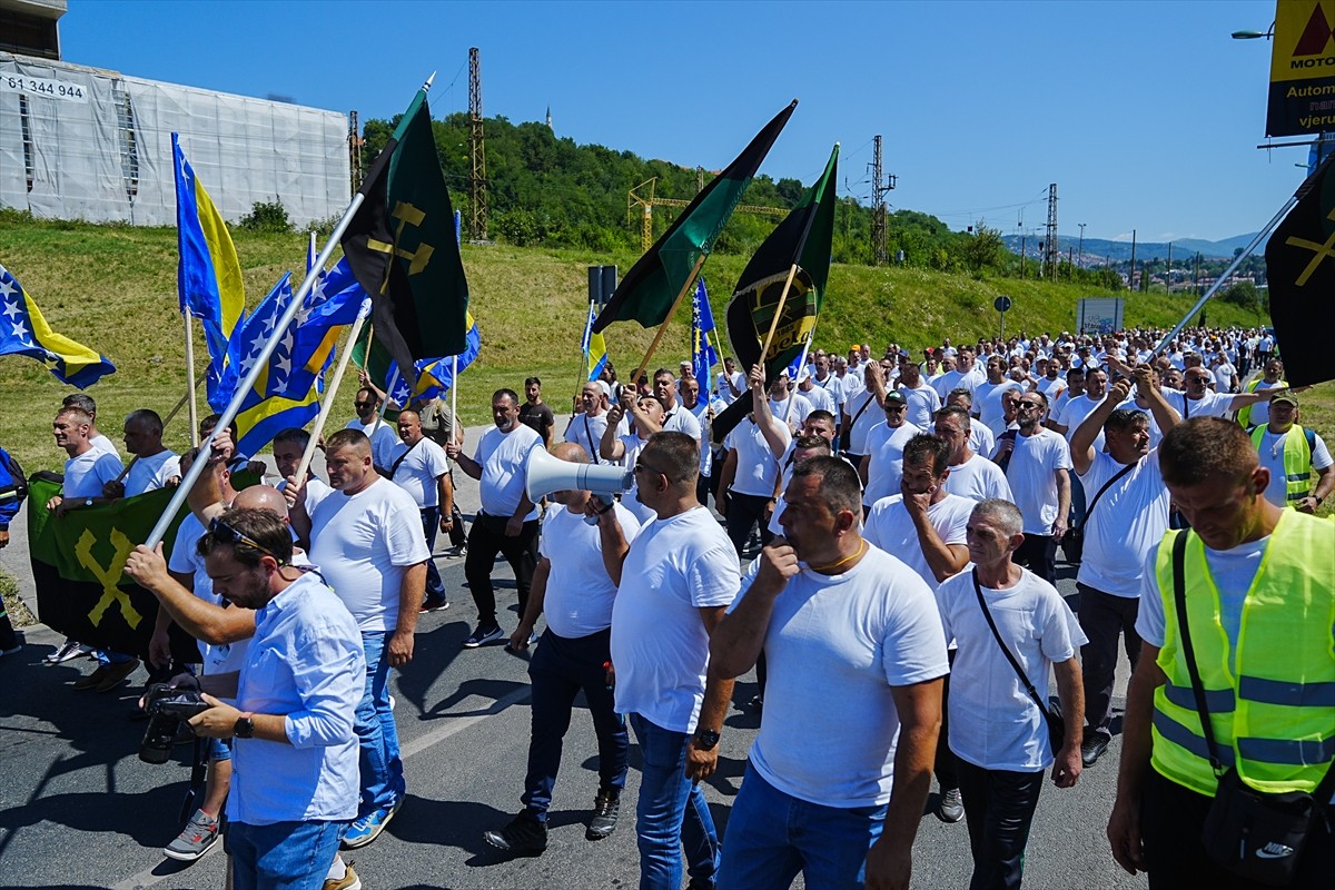 Bosna Hersek'te 500'den fazla madenci, düzenli maaş ve emeklilik koşullarının iyileştirilmesi...
