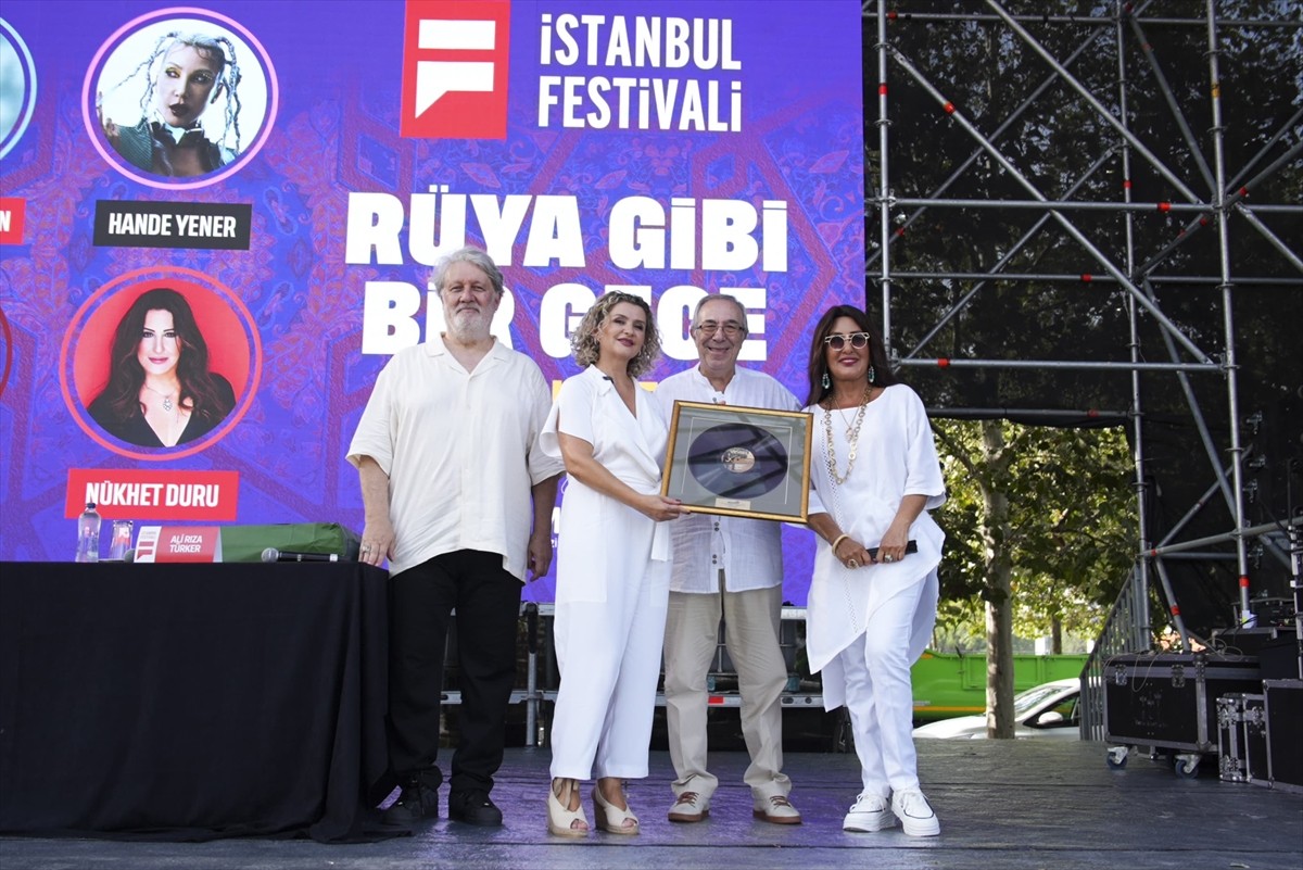 Bu yıl 25'inci kuruluş yıl dönümünü kutlayan Müzik Yorumcuları Meslek Birliği (MÜYORBİR)...