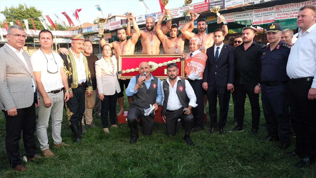 Burdur'un Altınyayla (Dirmil) ilçesinde bu yıl 34'üncüsü düzenlenen Geleneksel Dirmil Altın Sipsi...