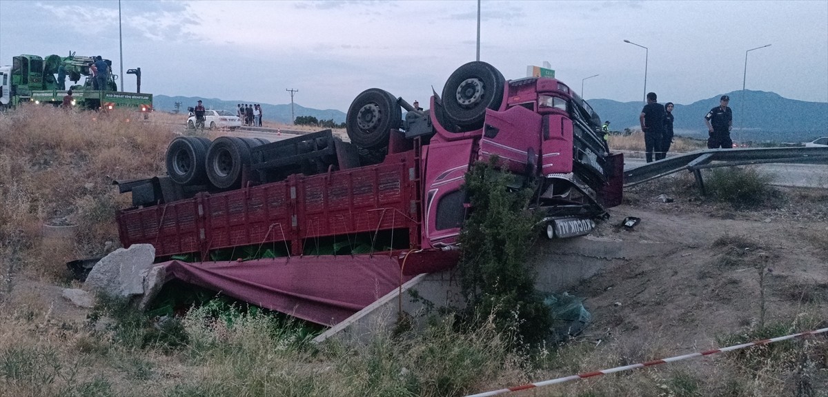 Burdur'un Gölhisar ilçesinde şarampole devrilen kamyonetin sürücüsü hayatını kaybetti.
