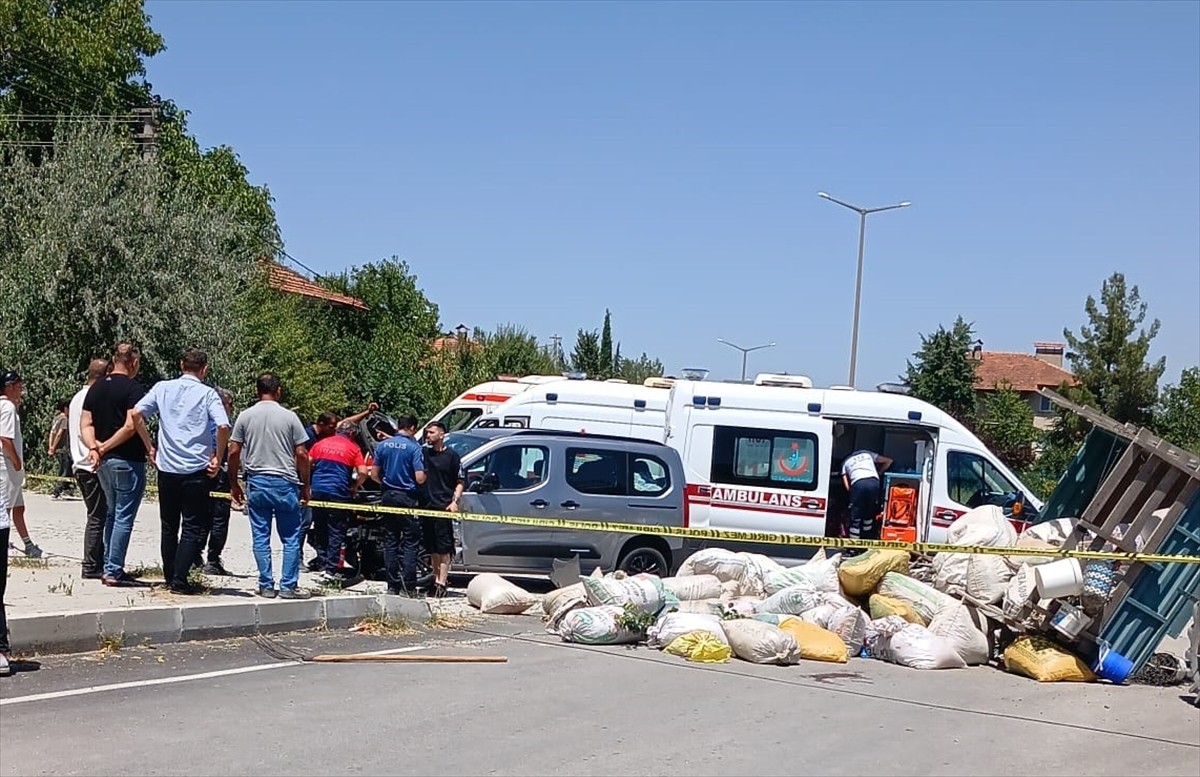 Burdur'un Gölhisar ilçesinde traktörle hafif ticari aracın çarpıştığı kazada 7 kişi yaralandı....