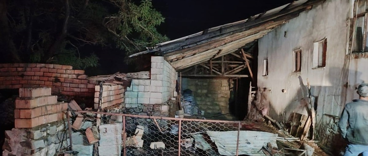 Burdur'un Yeşilova ilçesinde ağılda çıkan yangında 3 koyun, 7 kuzu telef oldu. İtfaiye ekiplerinin...